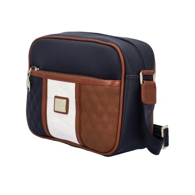 Bolsa tiracolo azul escuro com detalhes castanhos e brancos e bolso frontal acolchoado