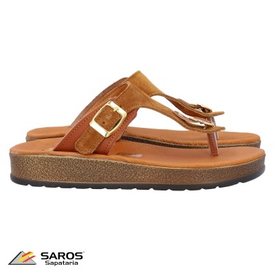 Sandálias chinelo castanhas com fivelas douradas e sola escura texturizada