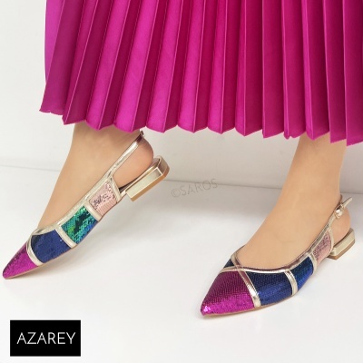 Sapatilhas femininas coloridas com salto baixo dourado e saia plissada rosa fúcsia