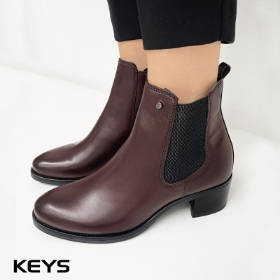Botas de cano curto castanhas KEYS com elástico preto e salto baixo