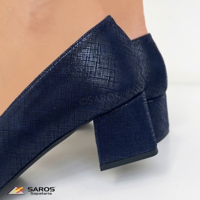 Sapato azul escuro de salto médio quadrado com textura geométrica