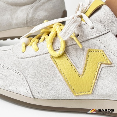 Ténis bege com detalhes amarelos em pele e atacadores brancos e amarelos