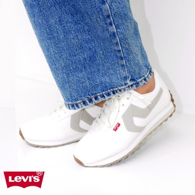 Sapatos desportivos brancos com detalhes cinza e etiqueta Levi's vermelha