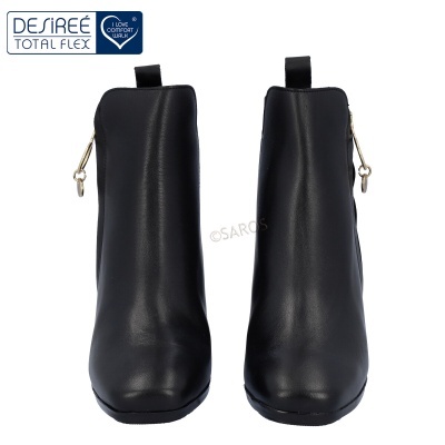 Botas pretas de cano curto em fundo branco com etiquetas e marca de água