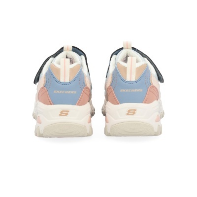 Par de ténis Skechers com partes em azul, bege, rosa e preto vistos de trás com fundo branco