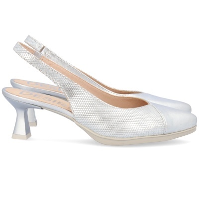 Sapatos de salto médio com padrão texturizado branco e bege.