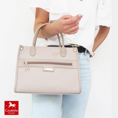 Mala de mão bege clara em couro sintético com fecho zip e alças curtas
