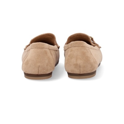 Sapatos mocassins femininos em camurça bege vistos de trás