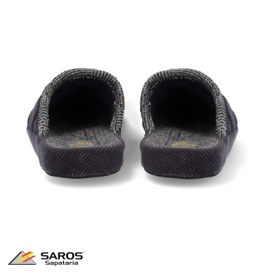 Chinelos cinza escuro com interior xadrez em fundo branco