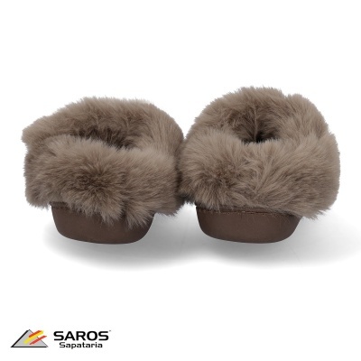 Pantufas castanhas felpudas com solado macio