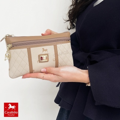 Carteira Cavalinho bege com detalhes castanhos e fecho zip