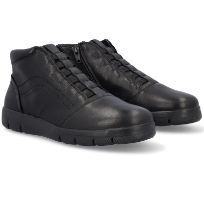 Botas pretas de cano médio em couro com fecho lateral
