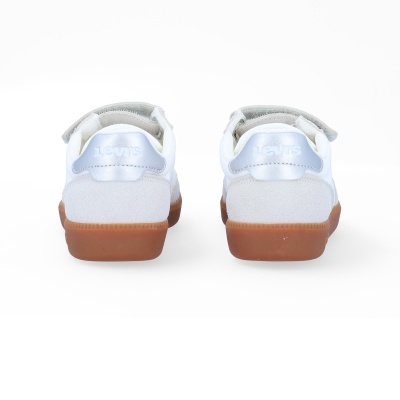 Ténis Levi's brancos com sola castanha e detalhe prateado no calcanhar