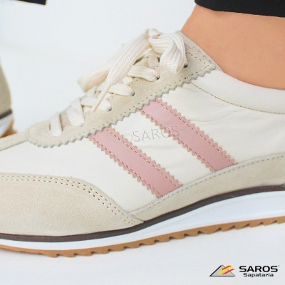 Ténis branco e bege com detalhes rosas da SAROS