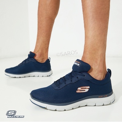 Ténis desportivos Skechers azuis com sola branca e logo rosa