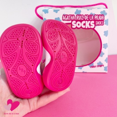 Ténis meias de bebé com sola rosa e caixa decorada com texto