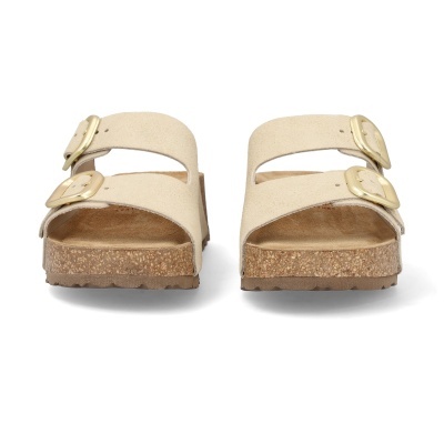 Sandálias bege de camurça com duas tiras e fivelas douradas