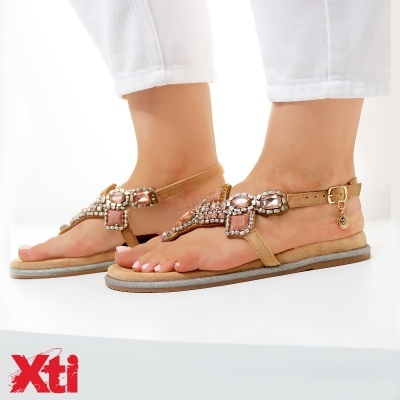 Sandálias femininas camel com pedras em fundo branco e logótipo Xti