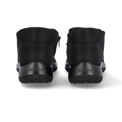 Sapatos pretos vistos de trás com sola preta e texto ARCOPEDICO na sola