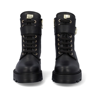 Botins pretos com atacadores, fivela e detalhe dourado no topo