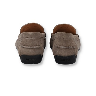 Mocassins taupe em camurça vistos de trás