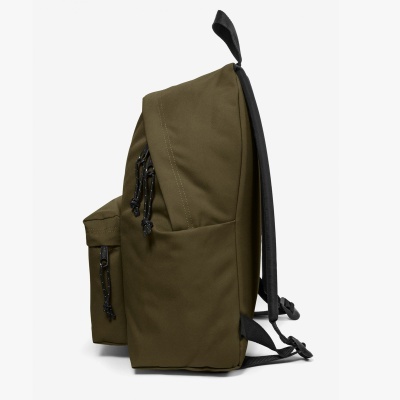 Mochila verde-oliva com bolso frontal e alças pretas, vista lateral