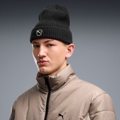 Homem com gorro preto de malha PUMA e casaco bege acolchoado com logo PUMA
