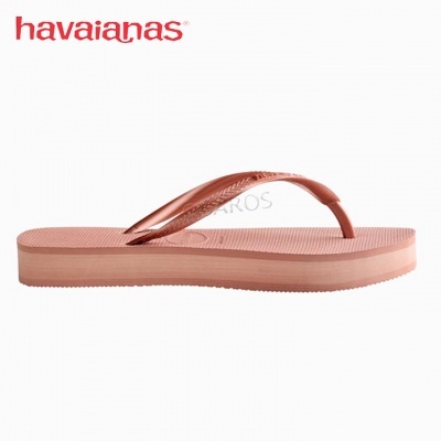 Chinelos Havaianas rosa claro com sola dupla e tiras de borracha
