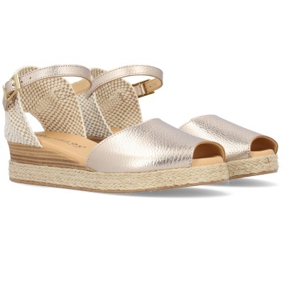 Sandálias douradas de plataforma com tiras e sola em ráfia