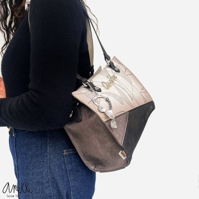 Mala de ombro Anekke bege, castanha e preta com padrão geométrico e chaveiro