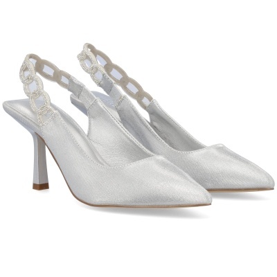Sapatos de salto alto prateados com bico fino e corrente decorativa na tira posterior