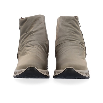 Botas femininas bege com sola preta vistas de frente