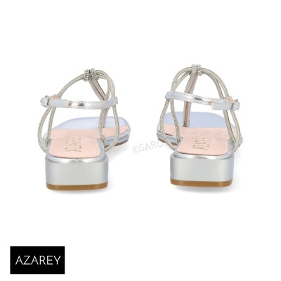 Sandálias prateadas de salto baixo com tiras finas e sola castanha