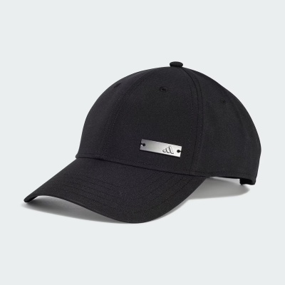 Boné preto com placa metálica prateada