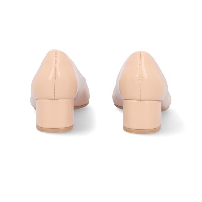 Sapatos de salto baixo bege vistos por trás