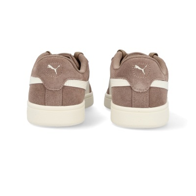 Sapatilhas Puma castanhas em camurça vistas da parte de trás