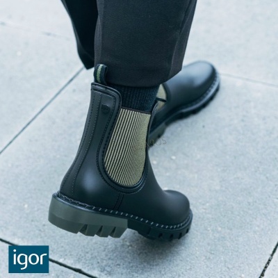 Bota feminina preta com detalhe elástico verde e sola robusta cinza