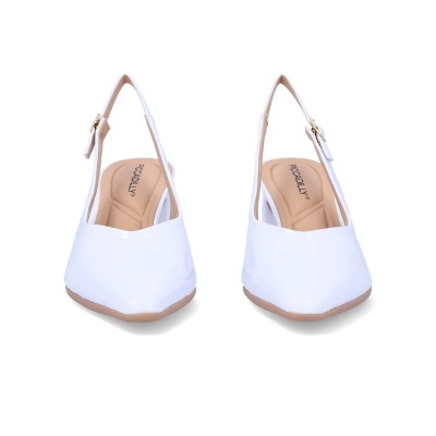 Par de sapatos brancos de salto médio com tiras e bico quadrado
