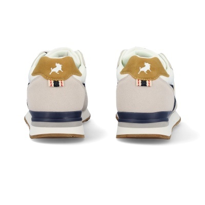 Ténis desportivos bege, castanhos e brancos vistos de trás com logo de touro branco