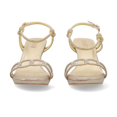 Sandálias douradas com tiras finas e brilhantes e fecho de fivela