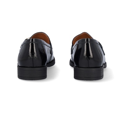 Sapatos pretos de verniz vistos de trás