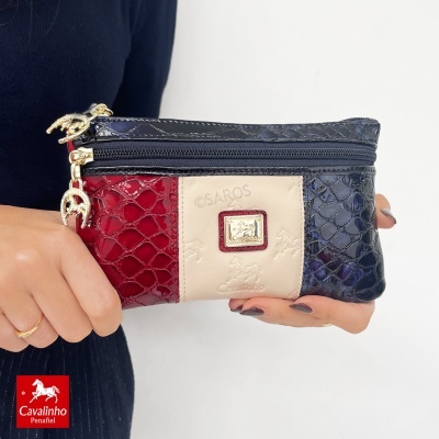 Carteira Cavalinho com três cores e textura croco
