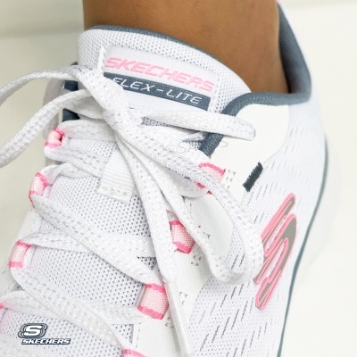 Ténis branco com detalhes cor-de-rosa e cinza, marca SKECHERS