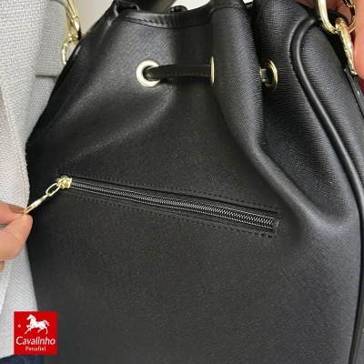 Mala preta com fecho de correr dourado e cordão preto