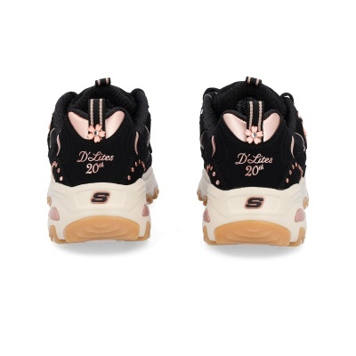Ténis Skechers DLites 20th pretos e rosas vistos de trás
