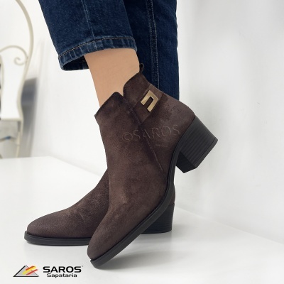 Botas castanhas escuras em pele camurça com salto médio e fecho metálico em fundo branco