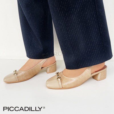 Sapatos de senhora bege com salto baixo, textura de couro e detalhe metálico.