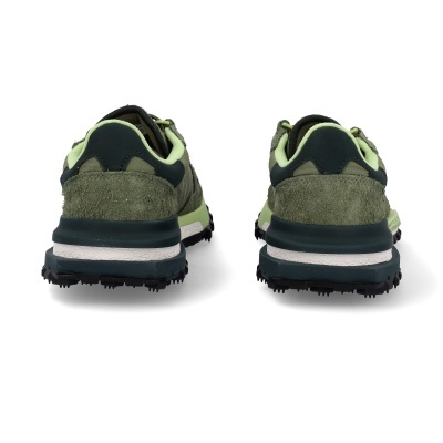 Par de ténis desportivos verdes vistos de trás