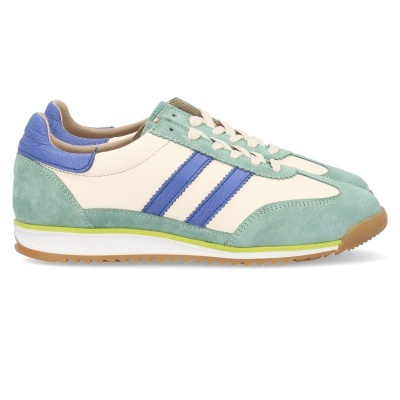 Tênis verdes, brancos e azuis com sola castanha e riscas azuis