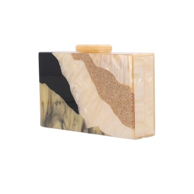 Clutch retangular com padrão de mármore em bege e preto com pega superior